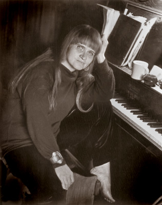 Judy Mayhan in her home studio, photo © Nicholas Wilson 1982.
